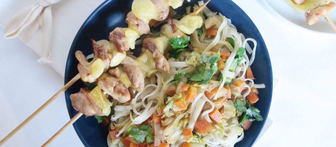 Yakitoris de poulet et nouilles sautées